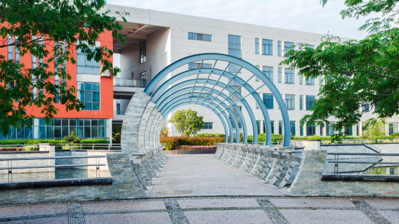 三所分数线直逼985的211高校，它们为何能在众多高校中拔得头筹，吸引众多考生竞相报考？