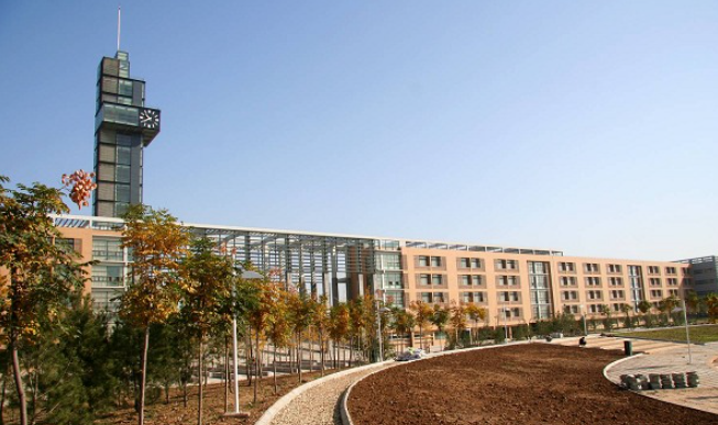 三所分数线直逼985的211高校，它们为何能在众多高校中拔得头筹，吸引众多考生竞相报考？